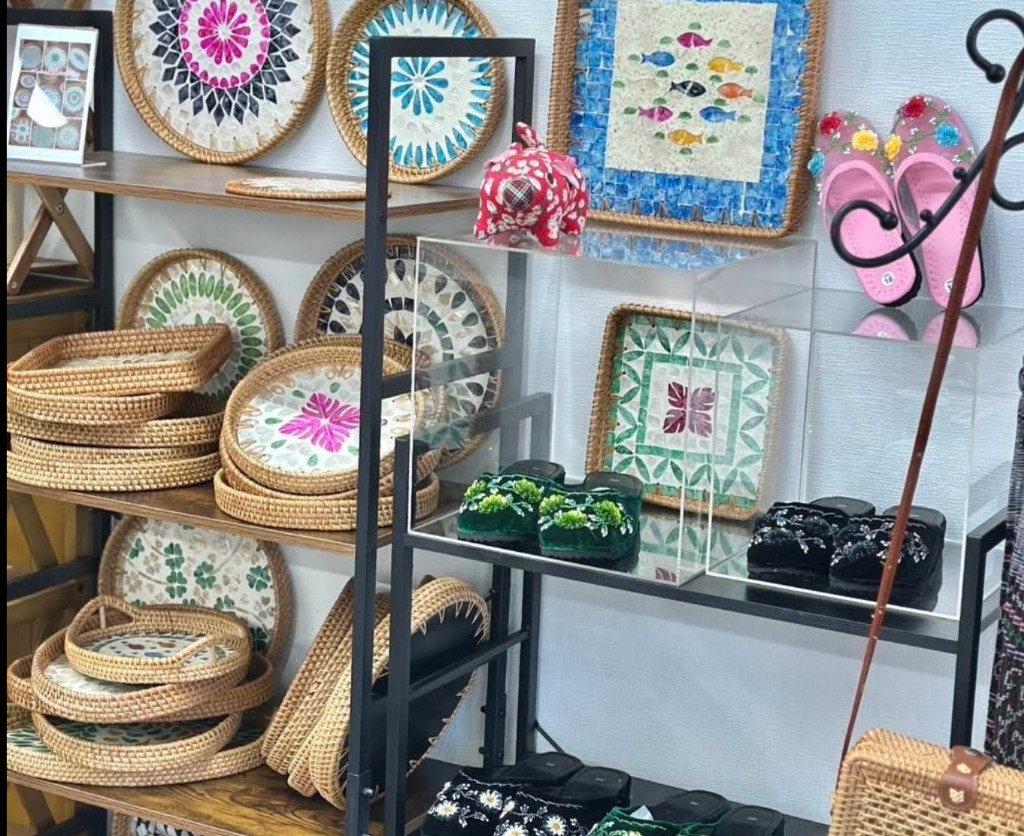 店内の棚。籐トレイや刺繍スリッパなど多彩な商品